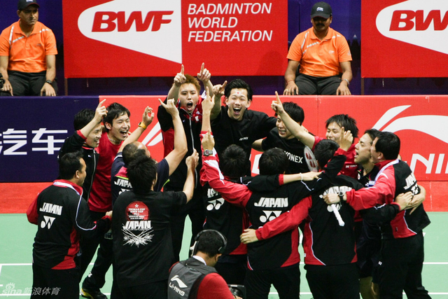 日本全队庆祝夺冠