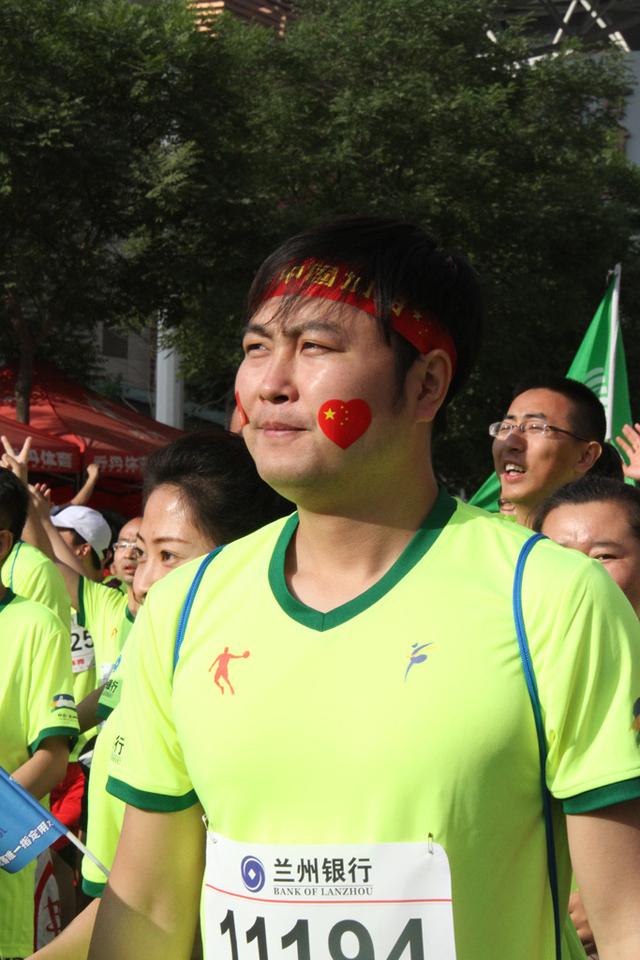 跑友齐聚兰州为中国加油