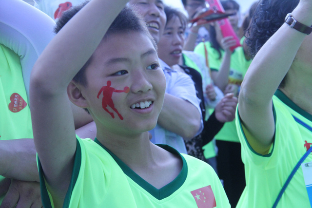 小跑友翘首期盼兰马冠军归来