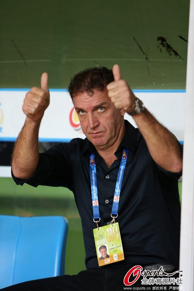 库卡向队员竖起大拇指