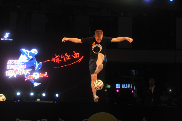 亨德森大鹏展翅