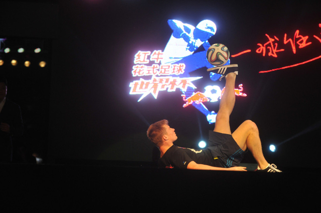 亨德森单脚持球