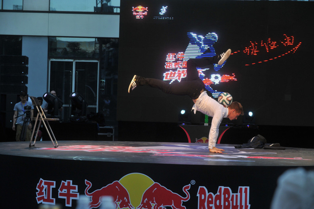 亨德森倒立“舞蹈”