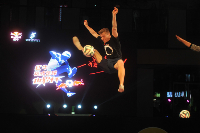 亨德森腾空完成花式动作