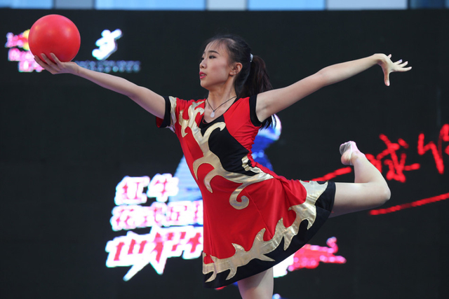 精美艺术体操的开幕之舞