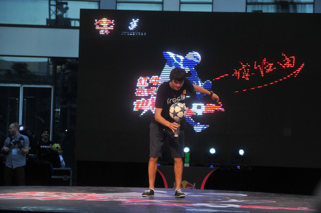 莱卡用水瓶保持平衡