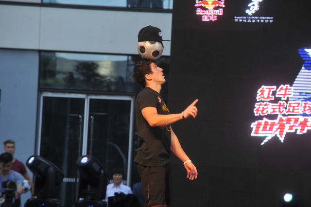 切利为足球戴上帽子戏法