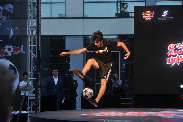 张斌目视恩里克表演