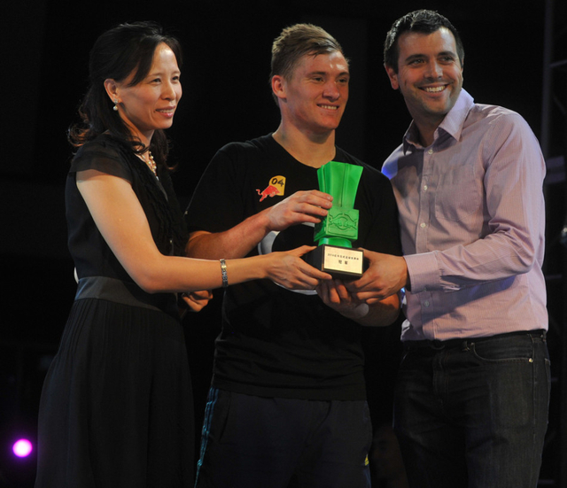 张琼与伍德为冠军颁发夜光杯