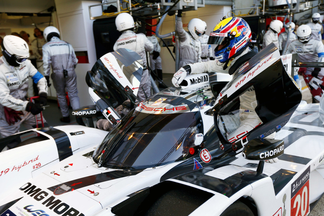 韦伯代表保时捷车队出赛