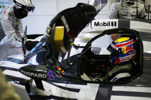 韦伯代表保时捷车队出赛