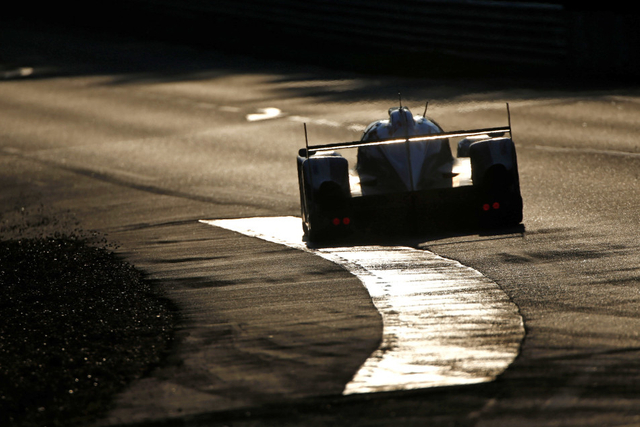 保时捷车队赛车在比赛中