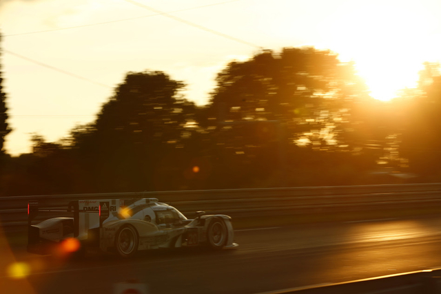 韦伯代表保时捷车队出赛