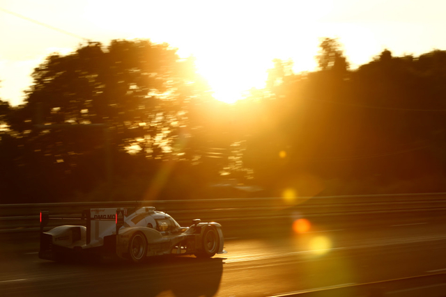 保时捷车组在比赛中