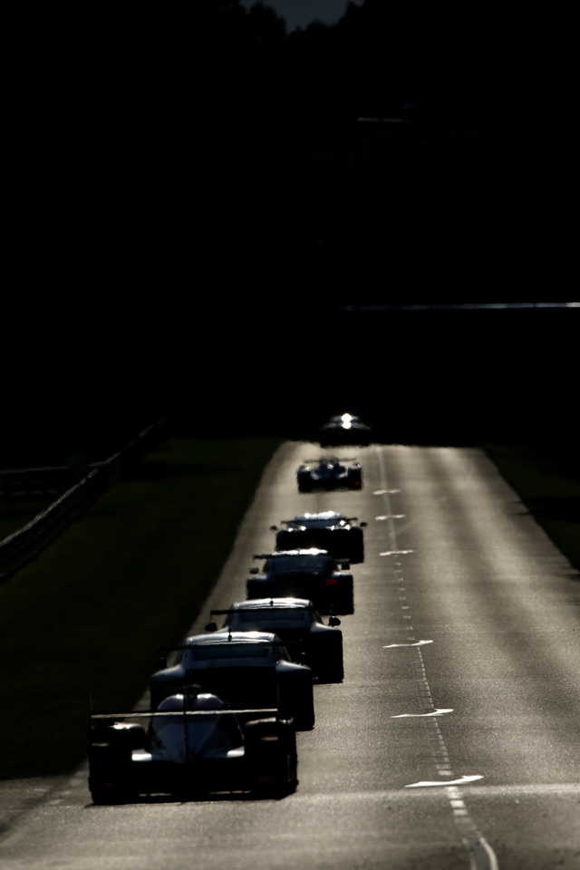 赛车在赛道上进行比赛