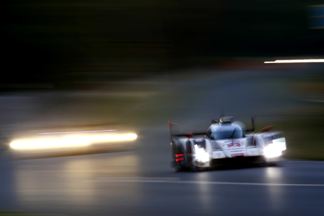 奥迪2号车组在比赛中