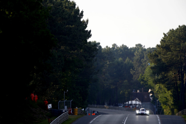 保时捷车组在比赛中