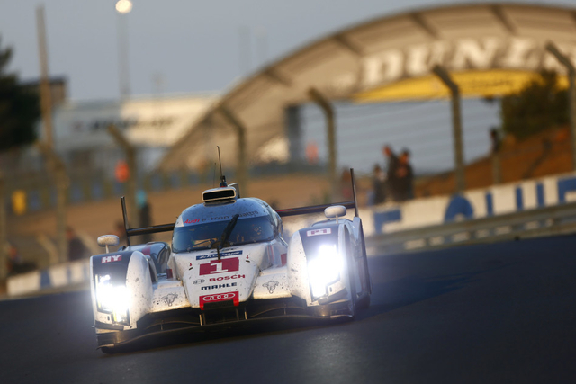 奥迪1号车组在比赛中