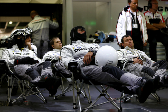 保时捷技师观赛懒洋洋