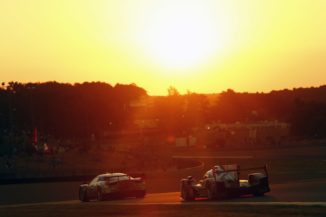 保时捷车组在比赛中