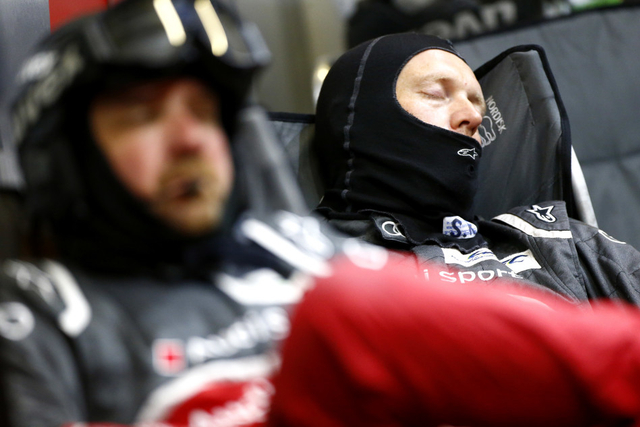 奥迪技师在抽空休息