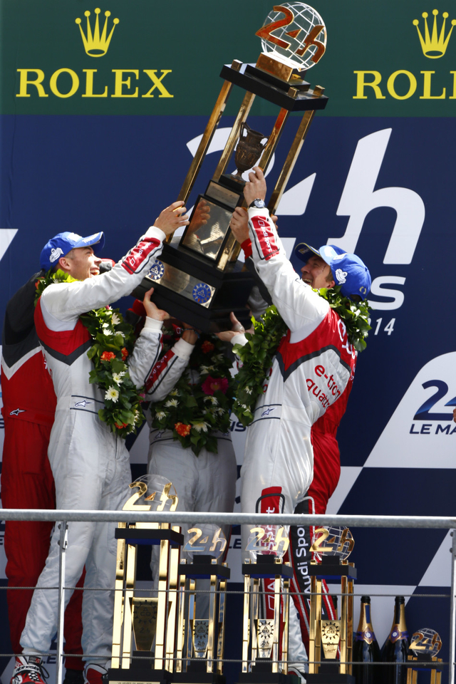 奥迪车队高举冠军奖杯