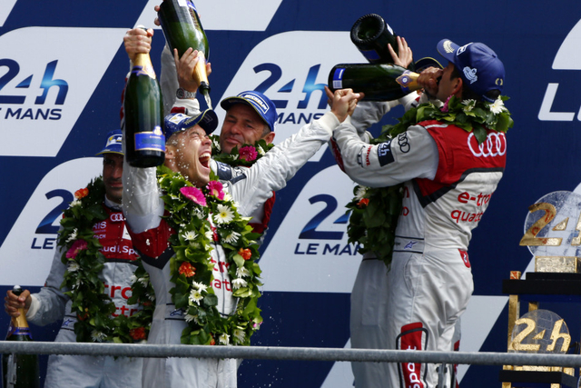 奥迪车组喷香槟庆祝