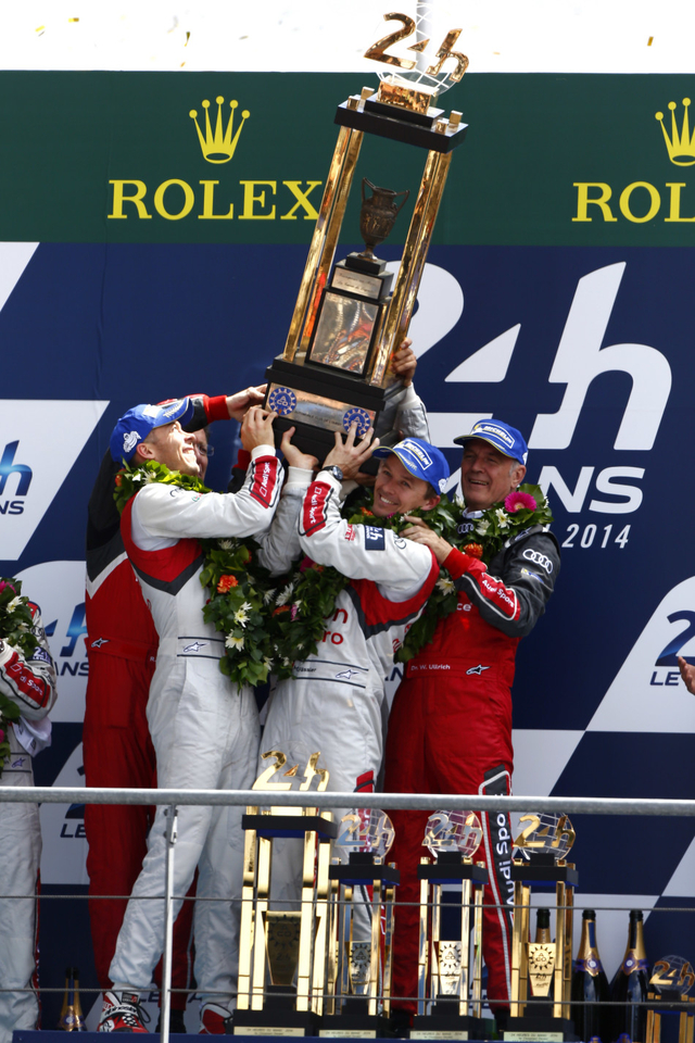 奥迪车队高举冠军奖杯