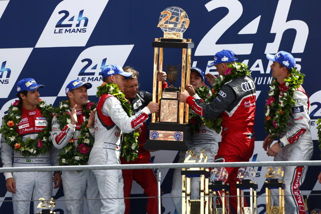 奥迪车队举起冠军奖杯