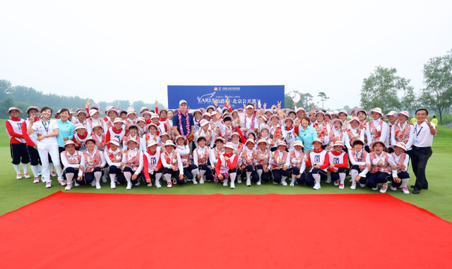 大家与冠军集体合影