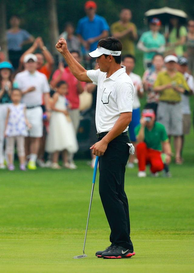 振臂欢呼庆祝胜利