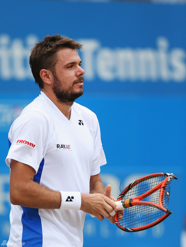 瓦林卡怒摔球拍