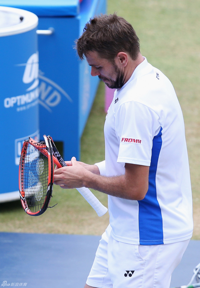 瓦林卡摔坏球拍