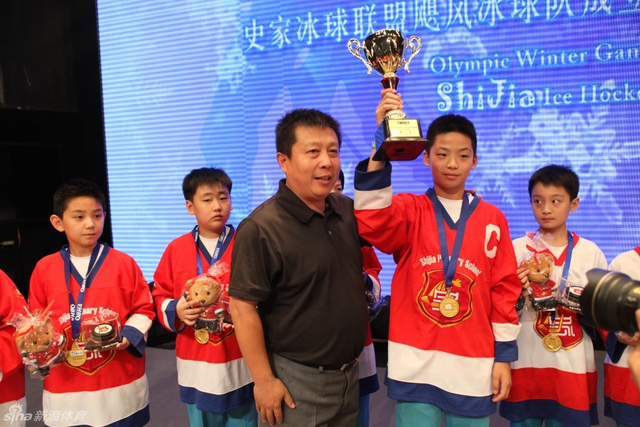 史家小学校领导与小选手们合影