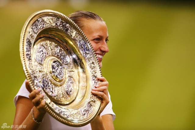 科娃展示冠军奖盘