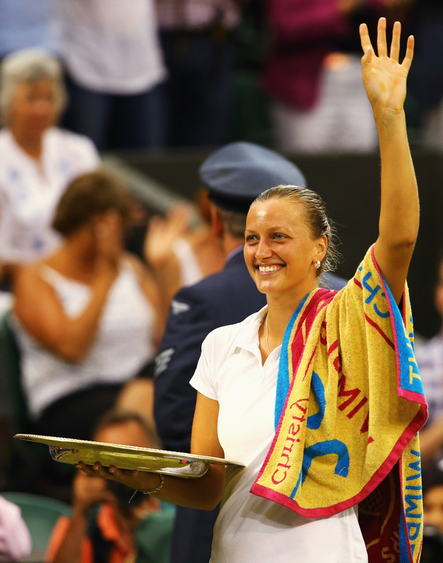 科娃像球迷挥手致谢