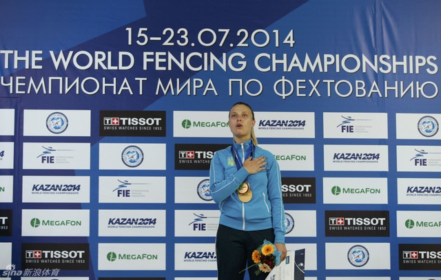 乌克兰美女哈尔兰女佩摘金