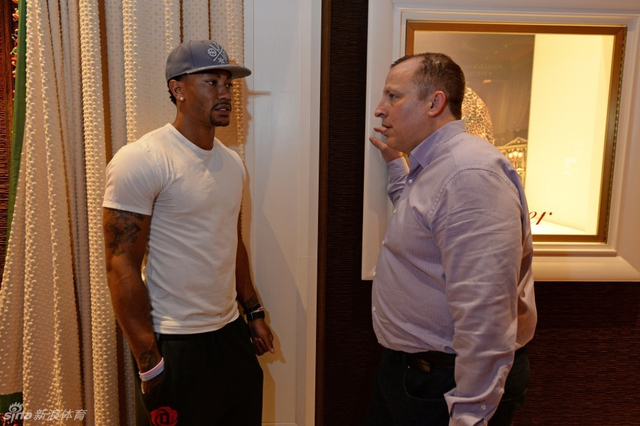 罗斯与恩师锡伯杜聊天