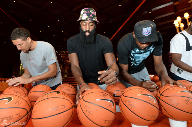 汤普森、哈登与阿杜签名