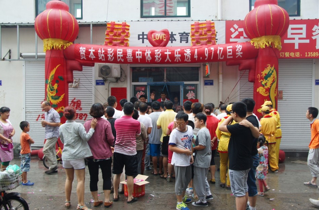 人们纷纷驻足观望