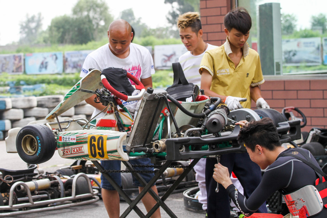 周五赛车调校忙