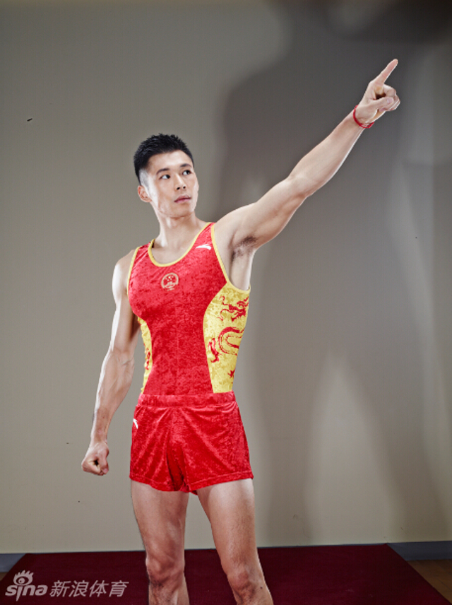 张成龙着霸气新装剑指冠军