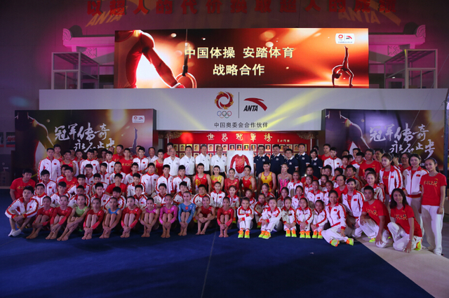 领导教练队员合影