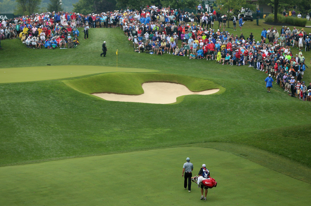 麦克罗伊走向果岭