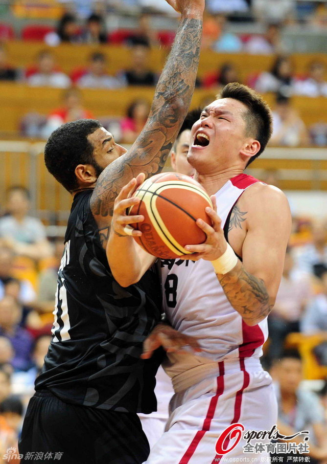 朱芳雨与新西兰队员激烈交锋