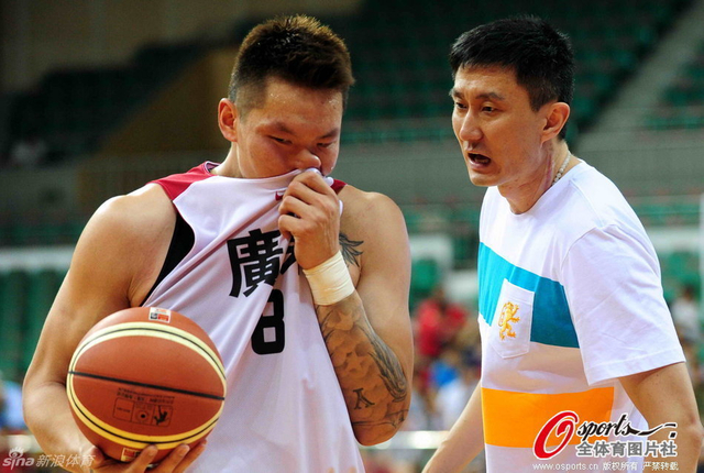 主教练杜峰对朱芳雨面授机宜