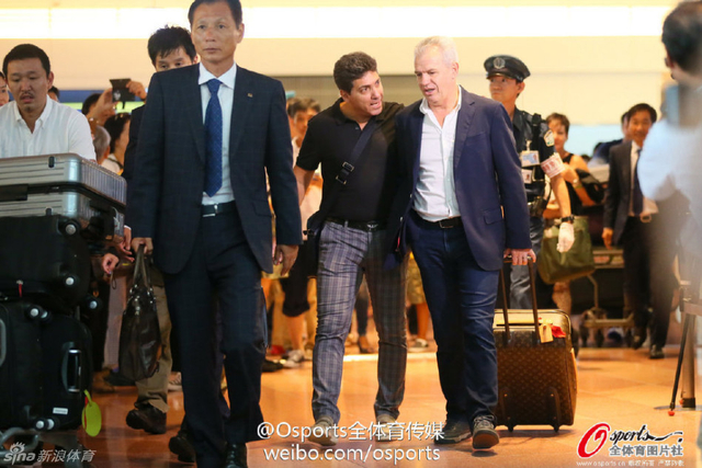 和工作人员亲密交谈