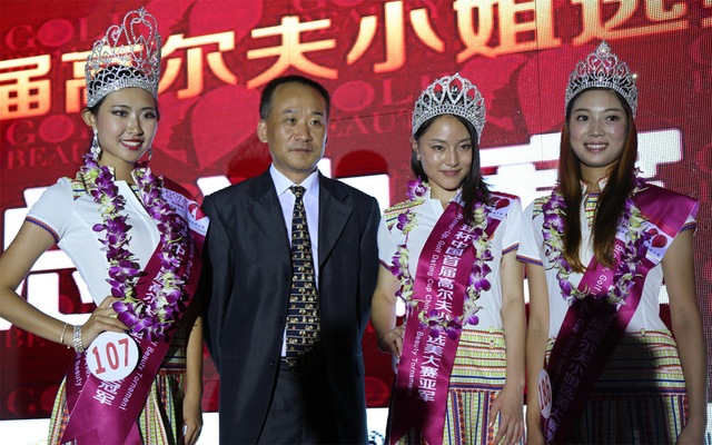 杜平与三位佳丽合影