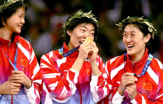 张萍与刘亚男笑容灿烂