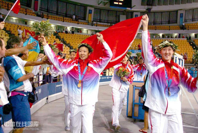 冯坤领衔举五星红旗